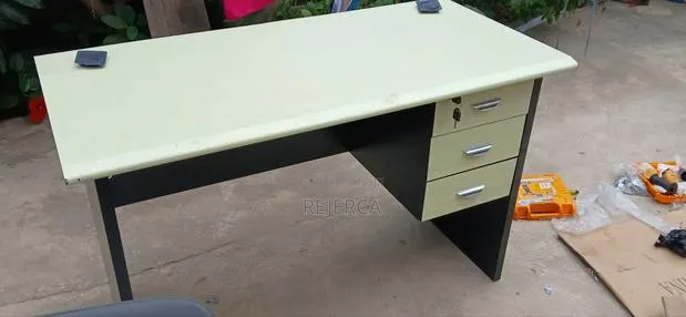 Durable Office Desk · Photo 1