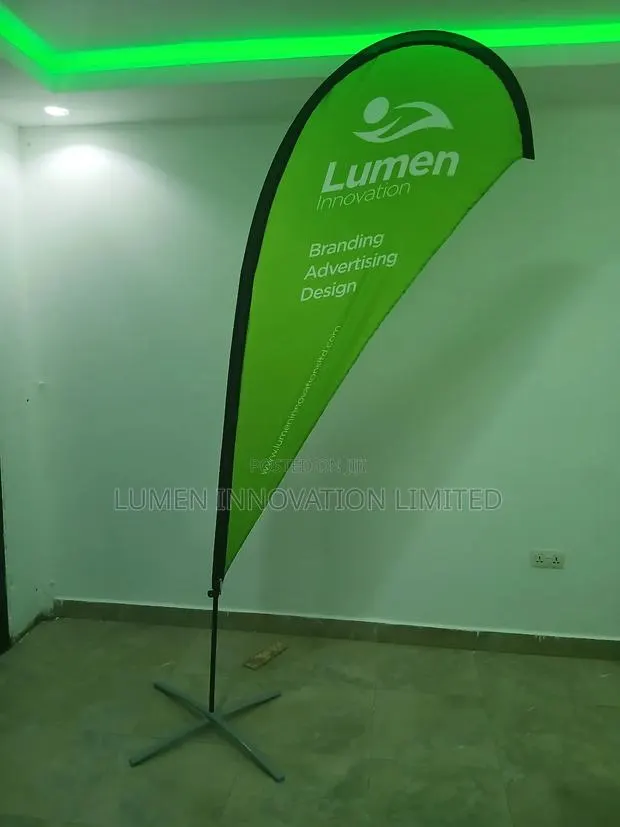 Teardrop Banners Flags With Print (3.4m) · Photo 1