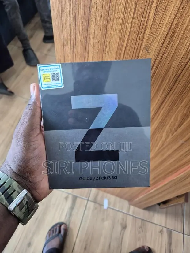 New Samsung Galaxy Z Fold 3 256 GB Black · Photo 1