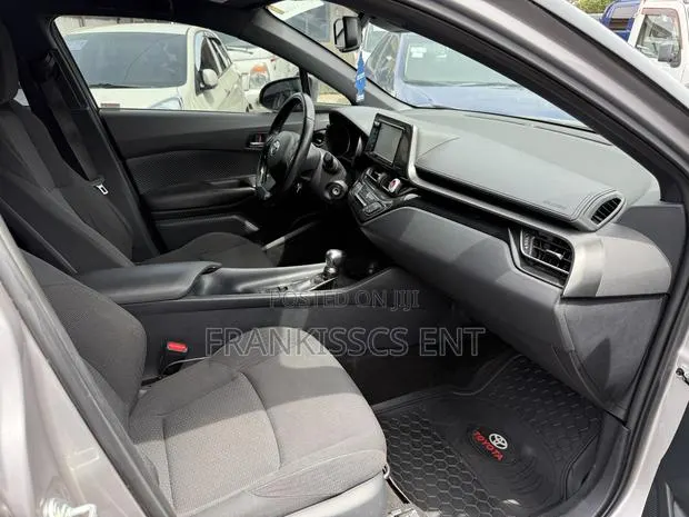 Toyota C-HR XLE FWD Sport Utility (2.0L 4cyl 2AM) 2018 Gray · Photo 1