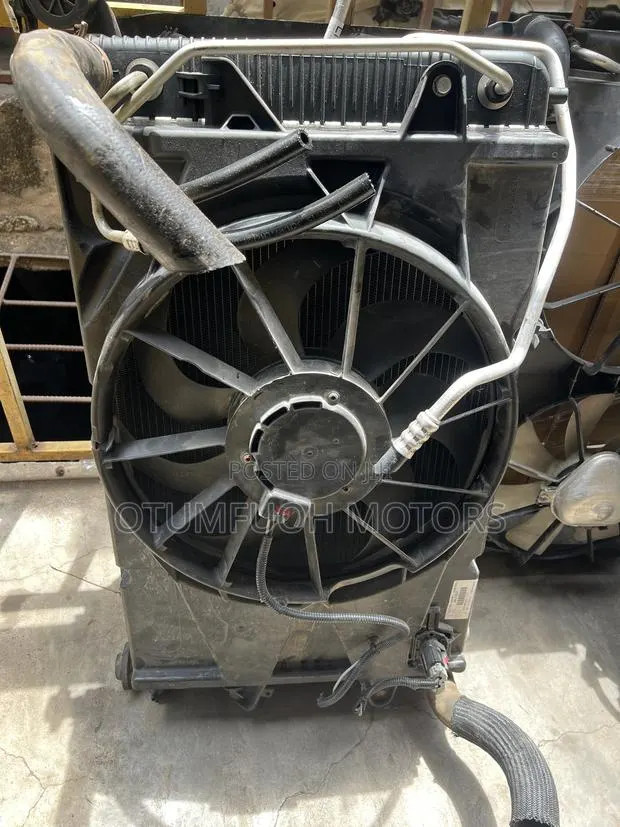 Chevrolet Equinox 2008 2009 2010-2017 Complete Radiator ( Water Tank) · Photo 1