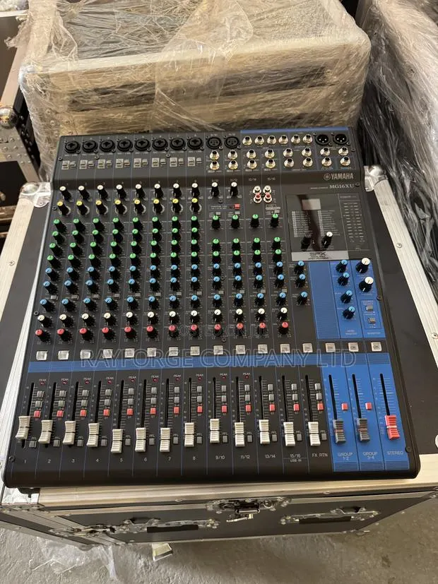 YAMAH 16-Channel Mixing Console · Photo 1