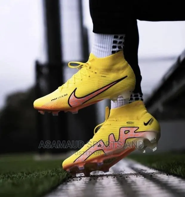 Original Nike Football Boot at Cool Price · Photo 1