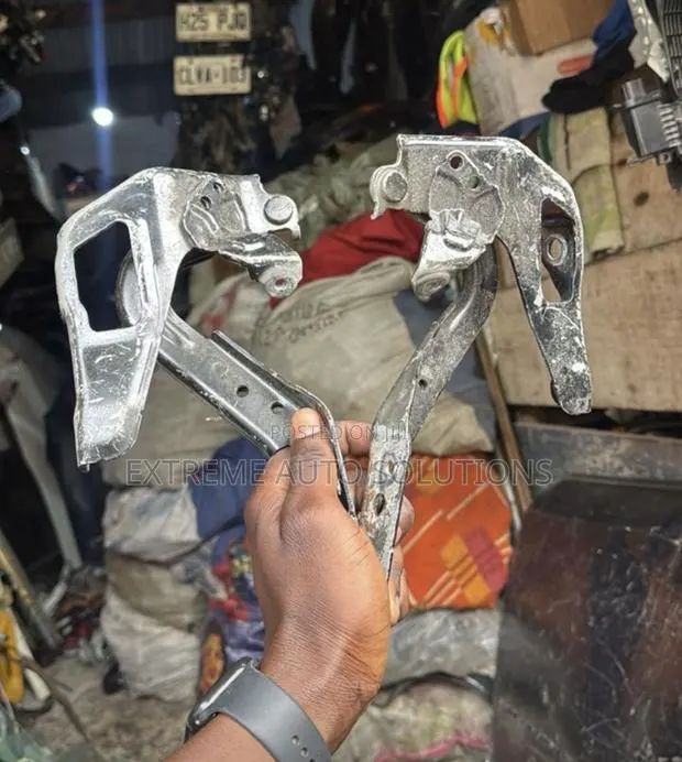 HRV 2023 - 2025 Bonnet Hinge · Photo 1