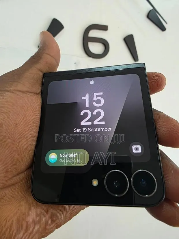 Samsung Galaxy Z Flip7 FE 5G 256 GB Black · Photo 1