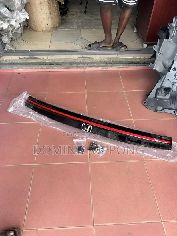 Honda CRV 2023-2025 Boot Molding Led · Photo 1