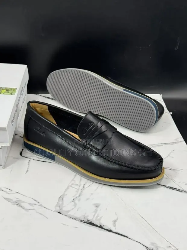 Clarks Classic Shoe · Photo 1