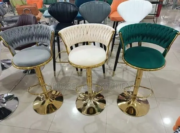 Modern Velvet Swivel Chair · Photo 1