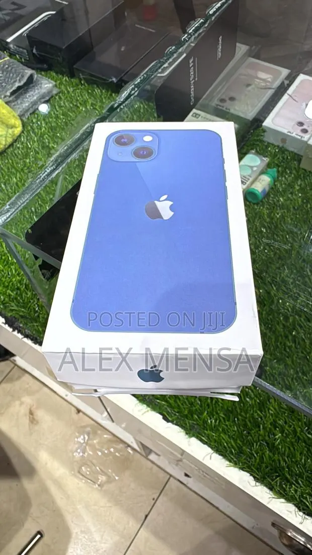 Apple iPhone 13 256 GB White · Photo 1