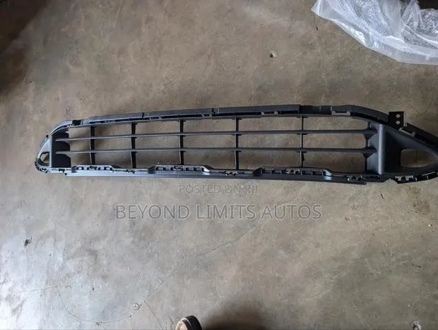 Nissan Rogue 2022,2023,2024,2025 Down Grille · Photo 1