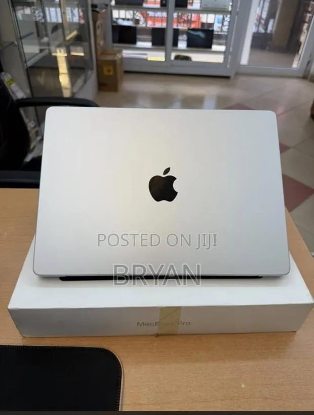 Laptop Apple MacBook Pro 2025 M5 16GB Apple M5 Pro SSD 512GB · Photo 1