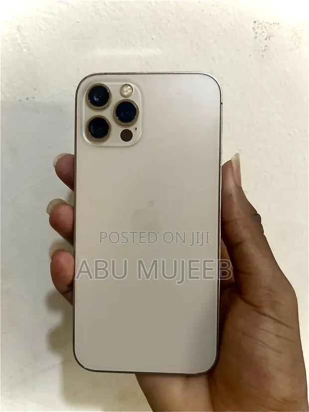 Apple iPhone 12 Pro 128 GB Gold · Photo 1