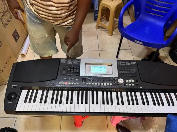 GLS PSR 4000 Keyboard · Photo 1