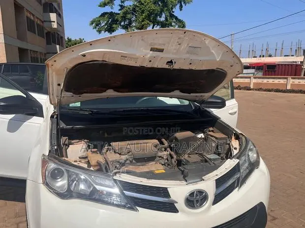Toyota RAV4 2017 White · Photo 1
