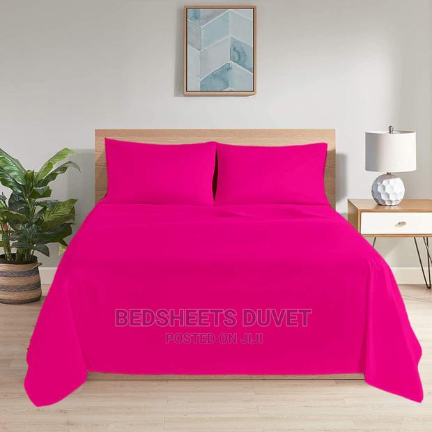 2 Bedsheets and Four Pillow Cases Set · Photo 1