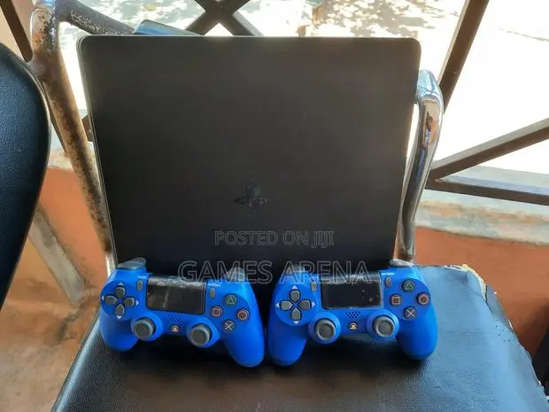 PS4 SLIM + 2 CONTROLLERS and 8 GAMES · Photo 4