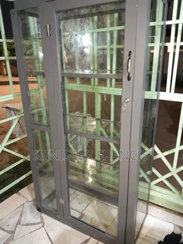 Showcase Glass · Photo 1
