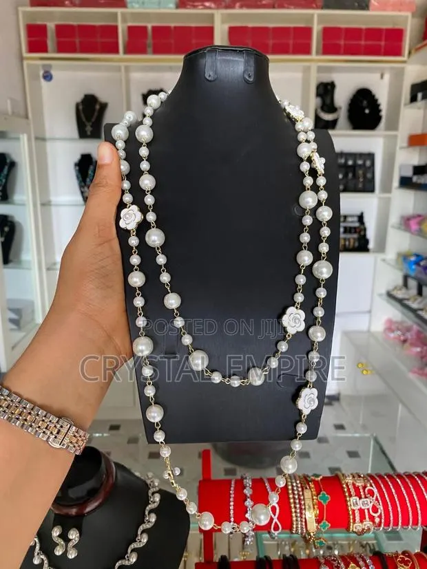 Long Pearl Necklace · Photo 1