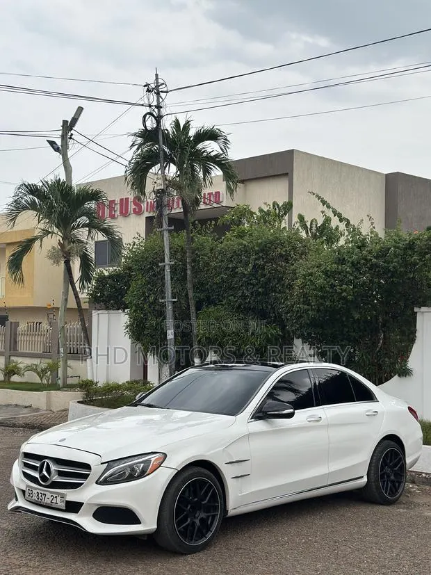 Mercedes-Benz C300 Luxury 4Matic Sedan AWD (2.0L 4cyl 7A) 2016 White · Photo 1
