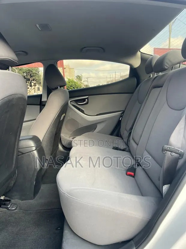 Hyundai Elantra SE 4dr Sedan (1.8L 4cyl 6M) 2014 White · Photo 1