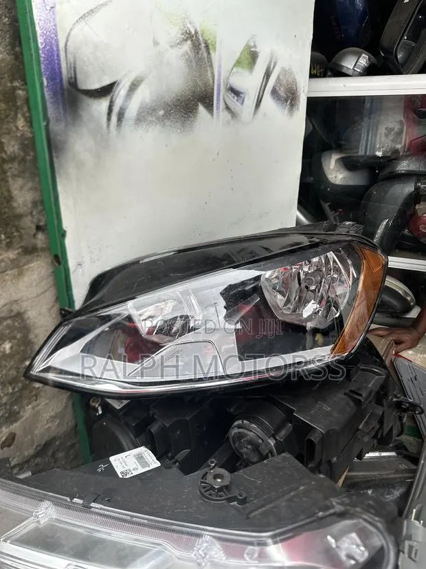 VW Golf 2015-2017 Headlight Right · Photo 1