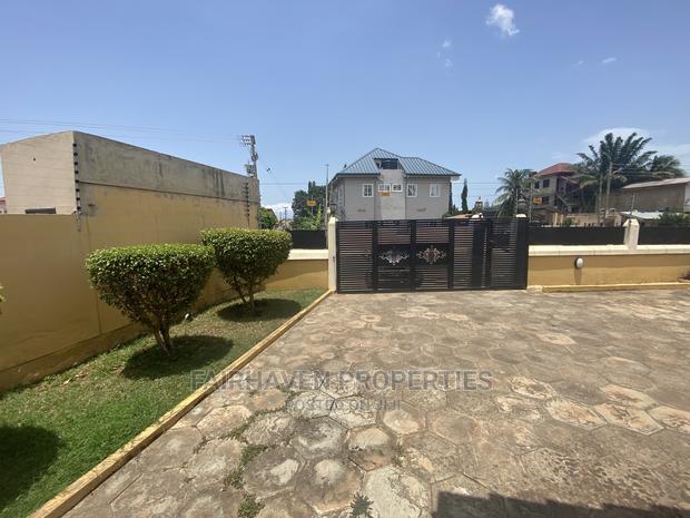 Fully Furnished 3 Bedrooms House at Spintex · Photo 2