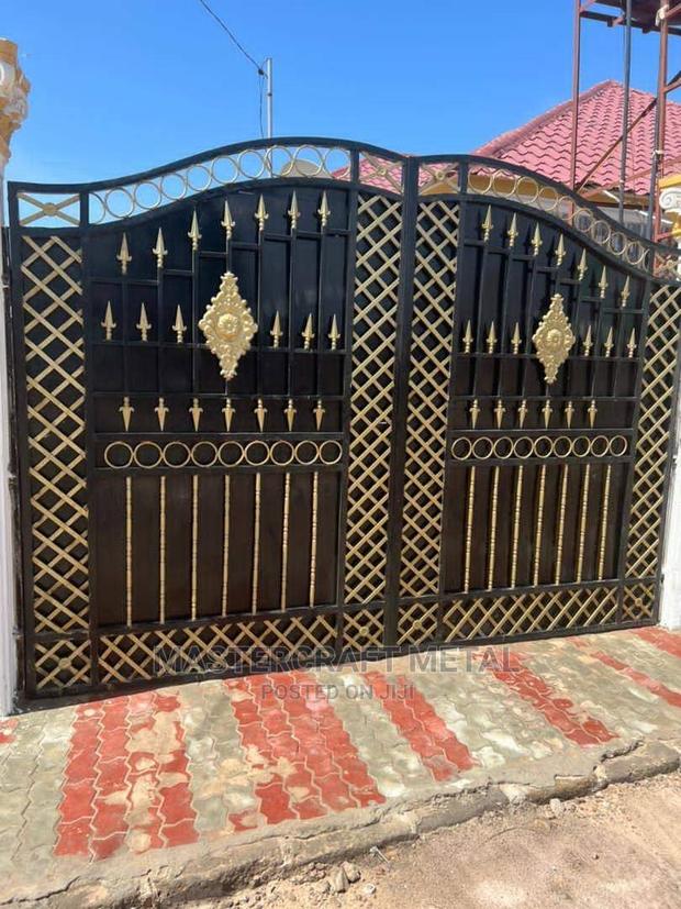 Quality Beautiful Modern Main Entrance Gate For Sale · Photo 1