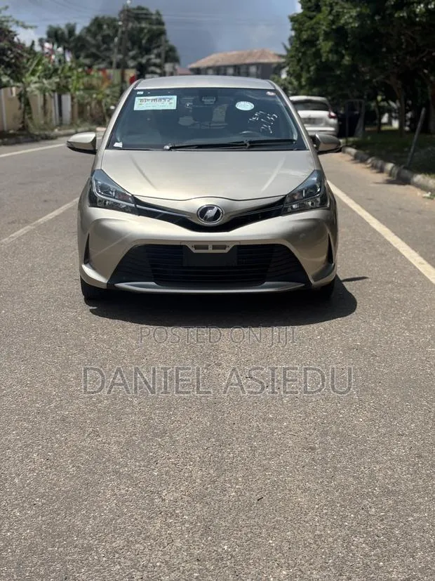 Toyota Vitz 1.3 AWD 3dr 2015 Gold · Photo 1