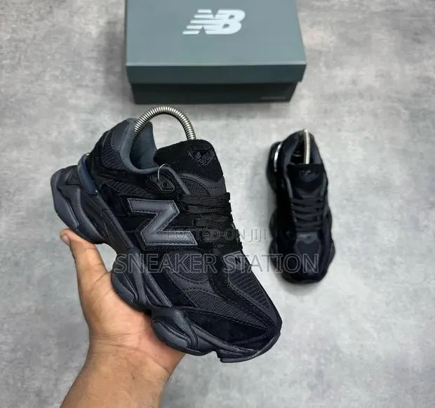 New Balance Unisex 9060 Triple Black · Photo 1