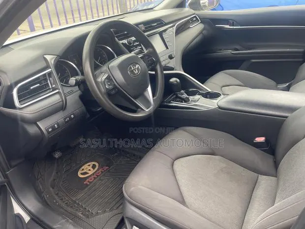 Toyota Camry 2020 Silver · Photo 1