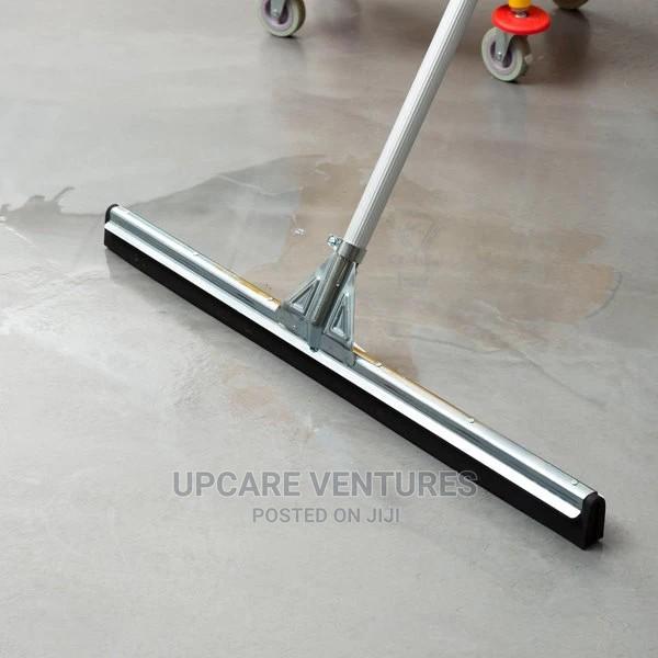 Industrial Floor Cleaning Squeegee · Photo 1