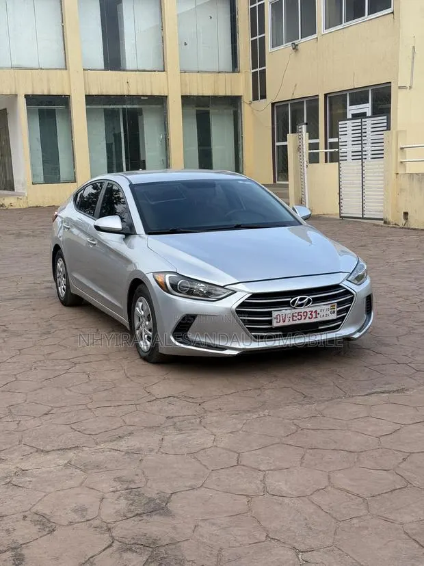 Hyundai Elantra SE Sedan FWD (2.0L 4cyl 6M) 2017 Silver · Photo 1