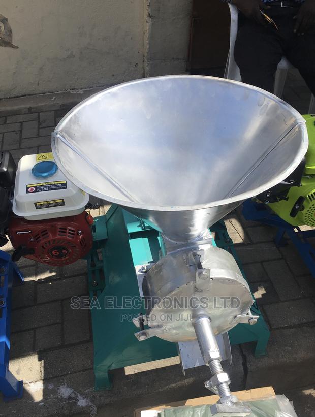 Pepper Grinding Machine Petrol · Photo 1