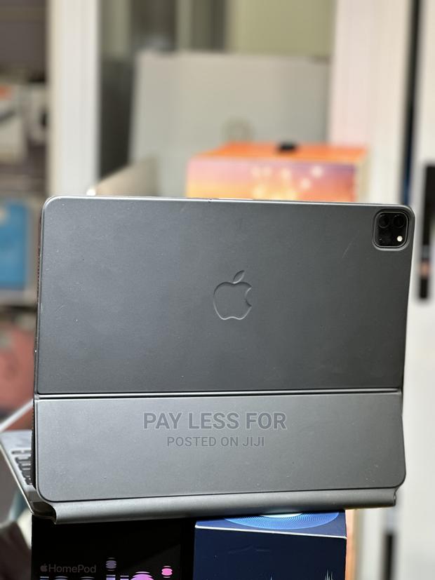 Apple iPad Pro 12.9 (2022) 128 GB Gray · Photo 2