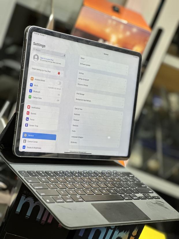 Apple iPad Pro 12.9 (2022) 128 GB Gray · Photo 1