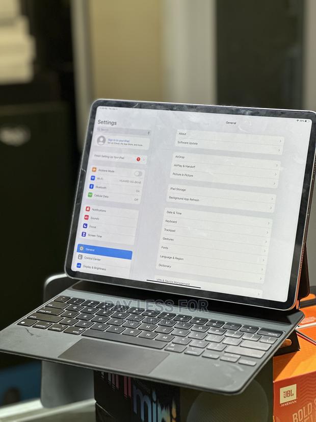 Apple iPad Pro 12.9 (2022) 128 GB Gray · Photo 5