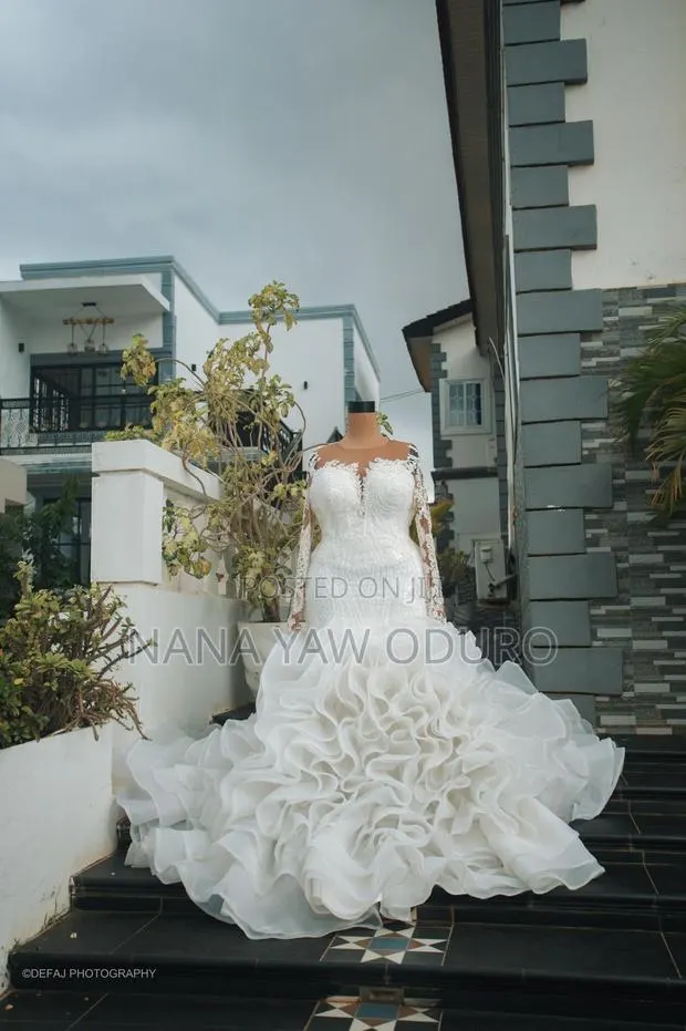 Luxury Designer Mermaid Wedding Gown · Photo 1