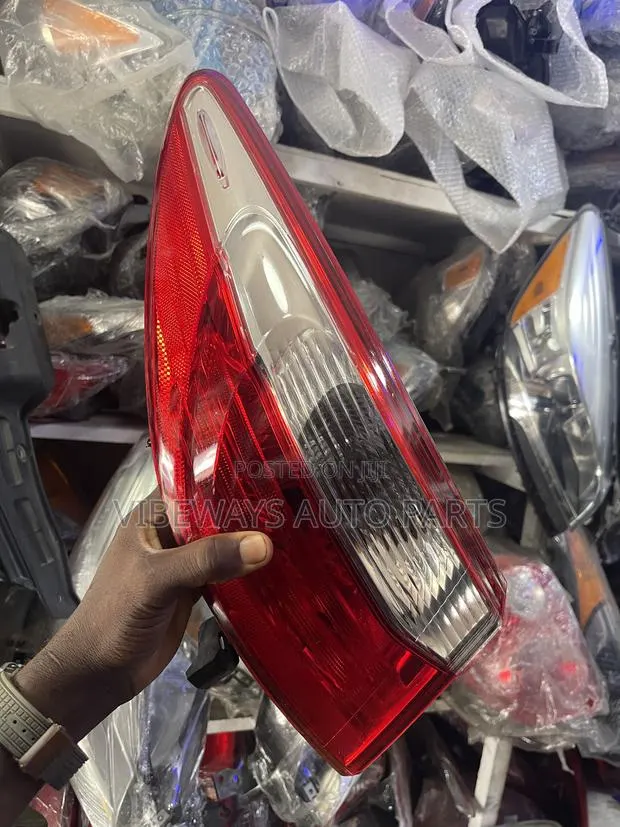 Toyota Camry 2016-2019 Taillight Original Left · Photo 1