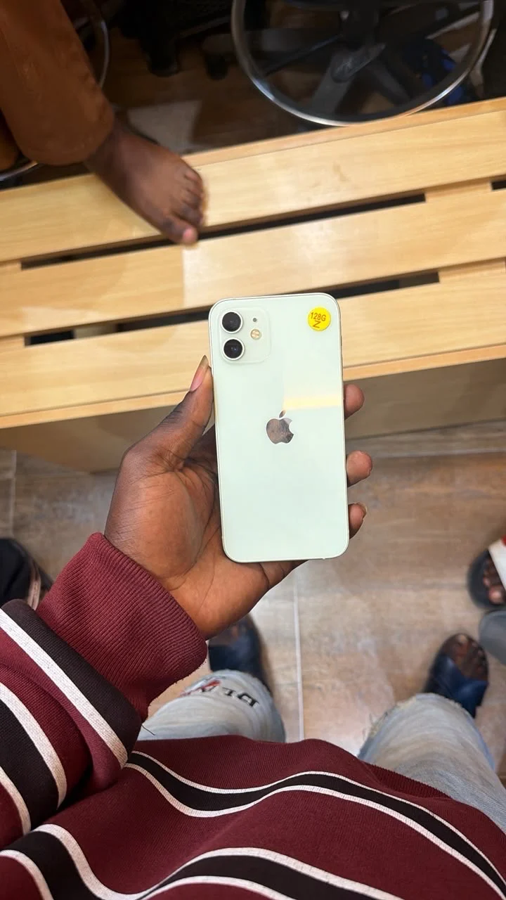 Used Apple iPhone 12 · Photo 4