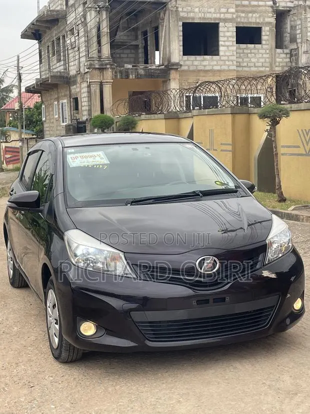 Toyota Vitz 1.3 AWD 5dr 2014 Purple · Photo 1