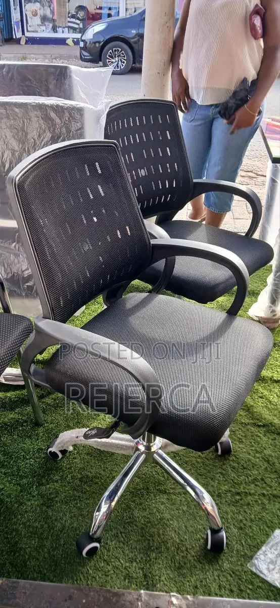 Adjustable Office Swivel Chair · Photo 1