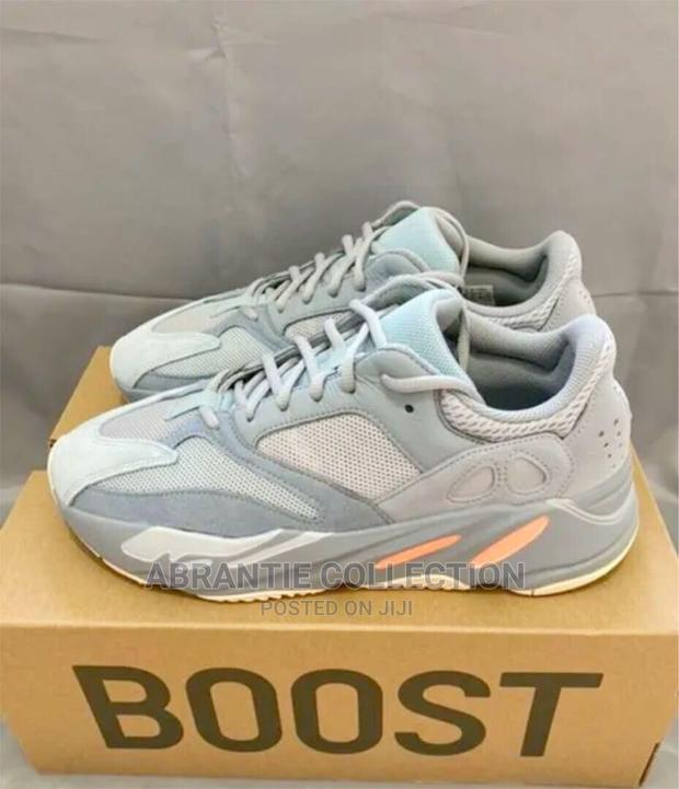 Adidas Yeezy Boost 700 · Photo 1