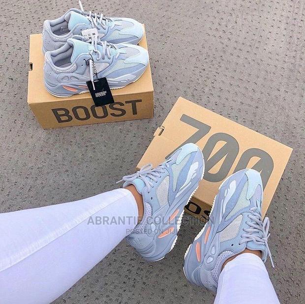 Adidas Yeezy Boost 700 · Photo 2