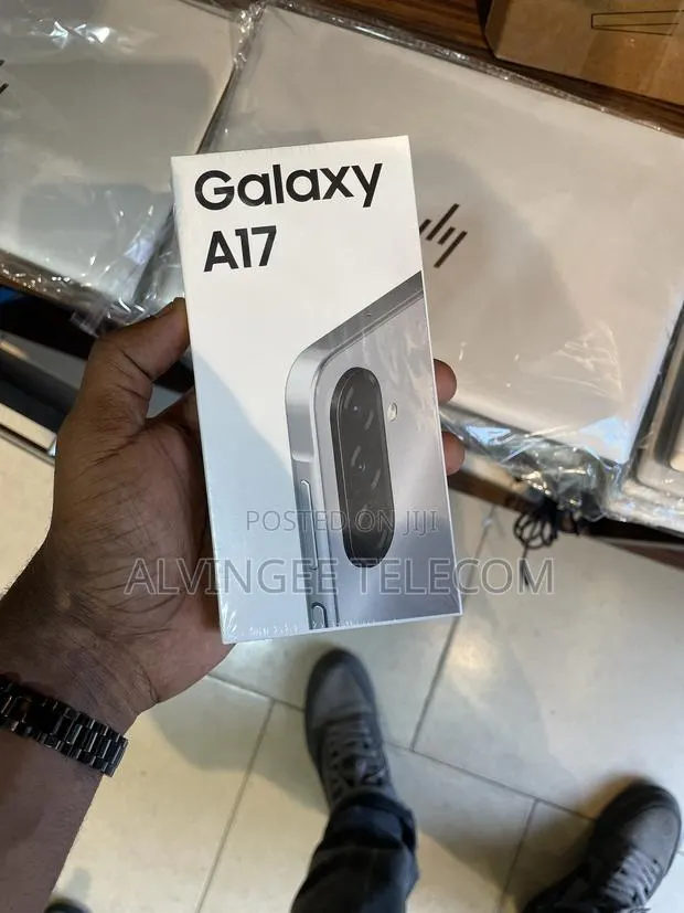 New Samsung Galaxy A17 128 GB Silver · Photo 1