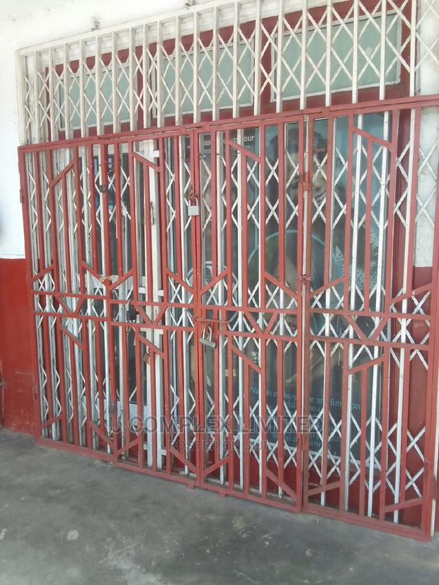 Shop to Let by the South La Estate Major Road · Photo 1