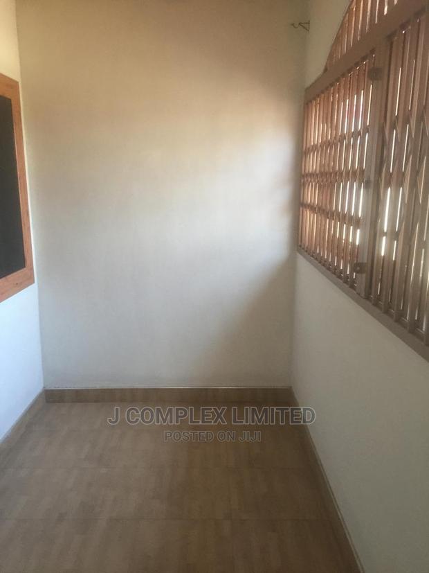 Shop to Let by the South La Estate Major Road · Photo 4