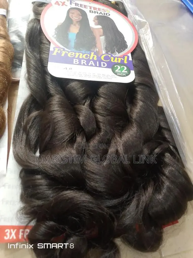 22" Freetress French Curl (4x) Hair Extension · Photo 1