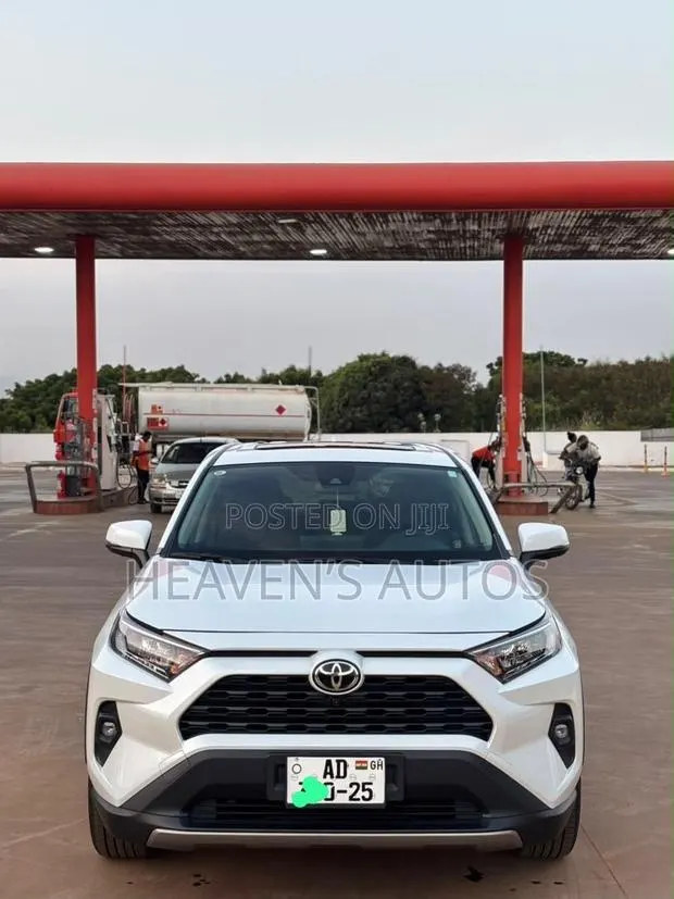 Toyota RAV4 2024 White · Photo 1