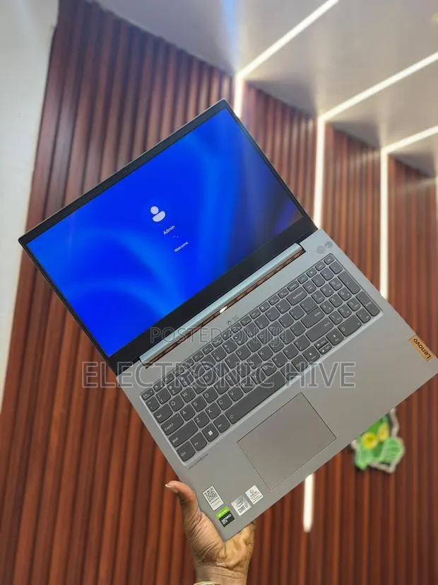 Laptop Lenovo 16GB Intel Core i7 SSD 512GB · Photo 1