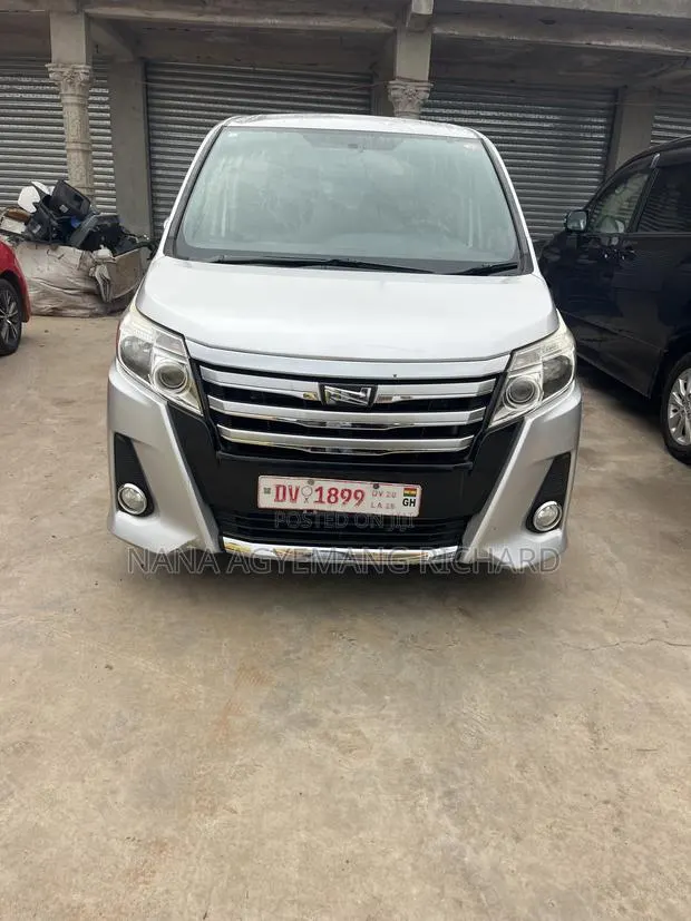 Toyota Noah 2.0 FWD (8 Seater) 2015 Silver · Photo 1